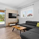 Sunny Olive Villa *
