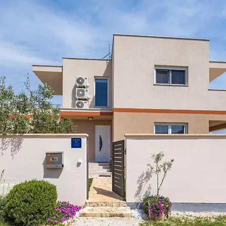 Sunny Olive Villa *